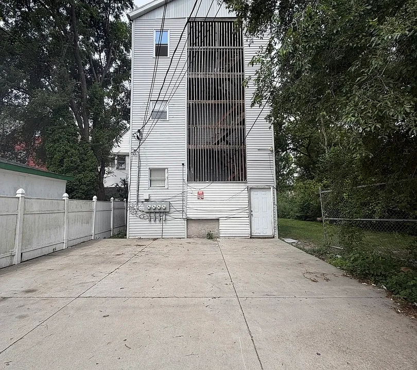 8835 S Commercial Ave #1