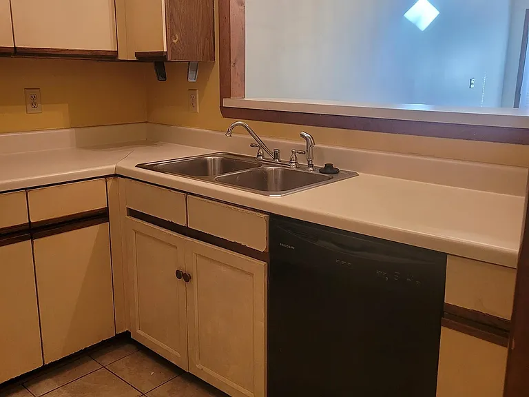 1208 Huntsman Ct — Photo 4