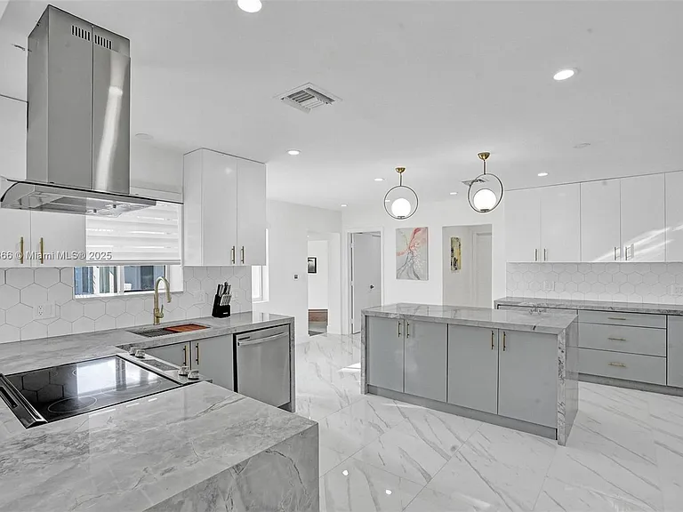 725 Harrison St — Photo 8