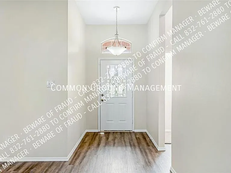 1118 Grace Dr — Photo 2