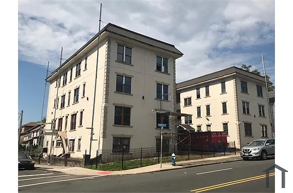 Building Photo - 1322 Clinton Ave #19