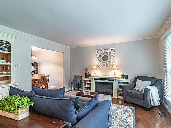 4th image of 6 S Deerpath Dr