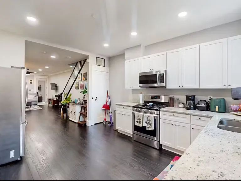 20 N Clinton St — Photo 2