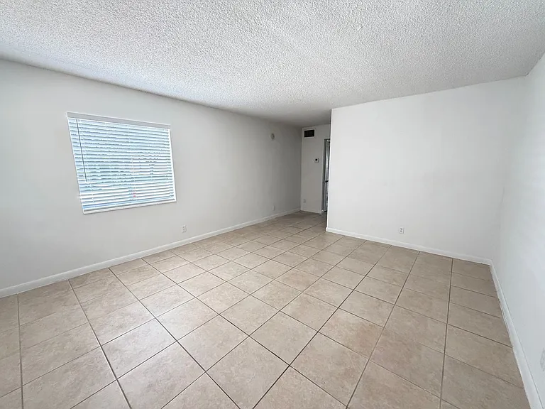 515 S Sequoia Dr — Photo 4