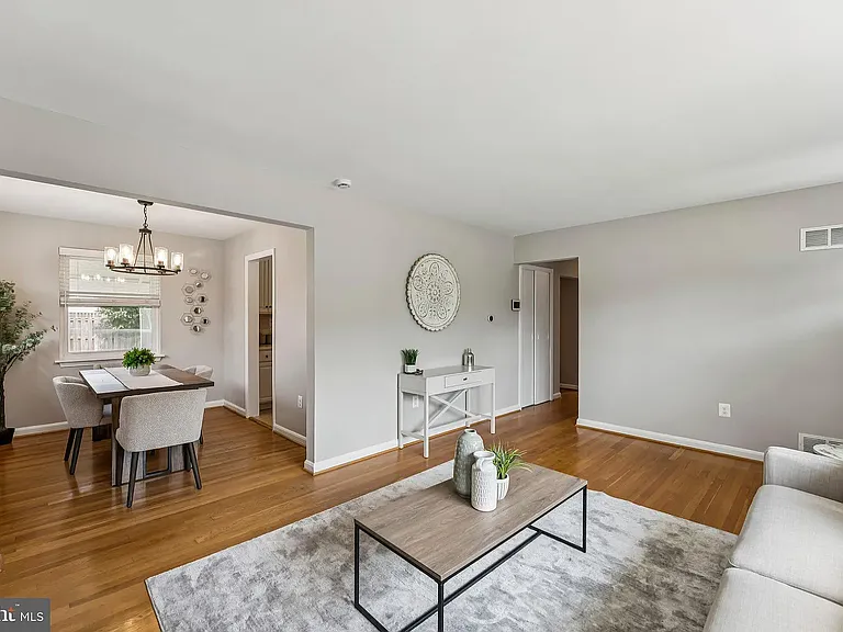 109 Falls Ave — Photo 2