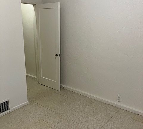 5th image of 127 W Kelso St #1