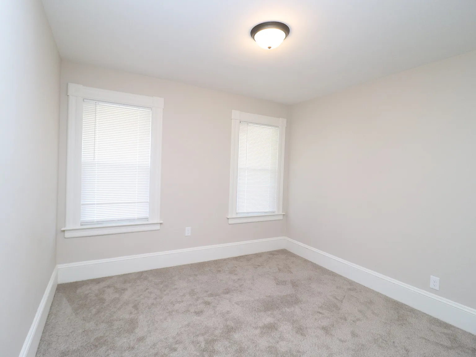 4 bed, 950 sqft, $1,975 — Photo 3