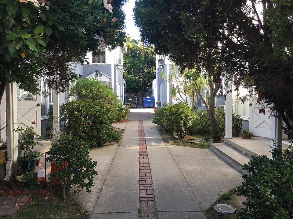 2nd image of 11047 Moorpark St APT 4