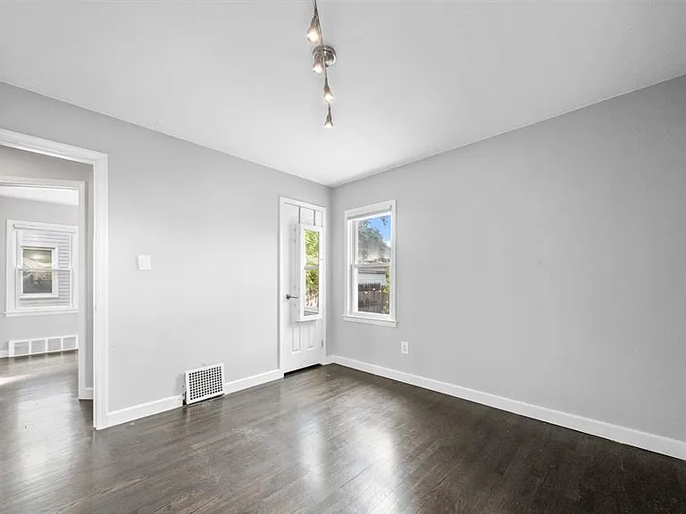 2420 Harwood Ave — Photo 5