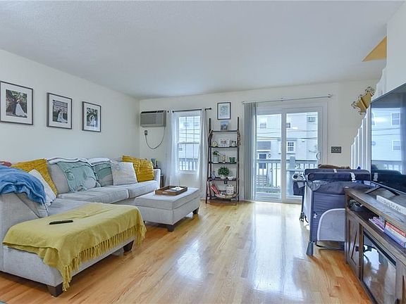 4th image of 565 Quaker Ln APT 106