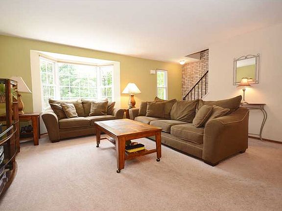 3rd image of 9 Crestwood Dr