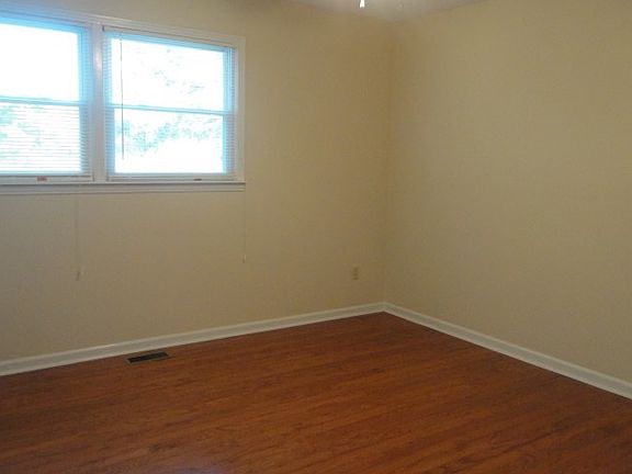 4th image of 390 Tanglewood Trl