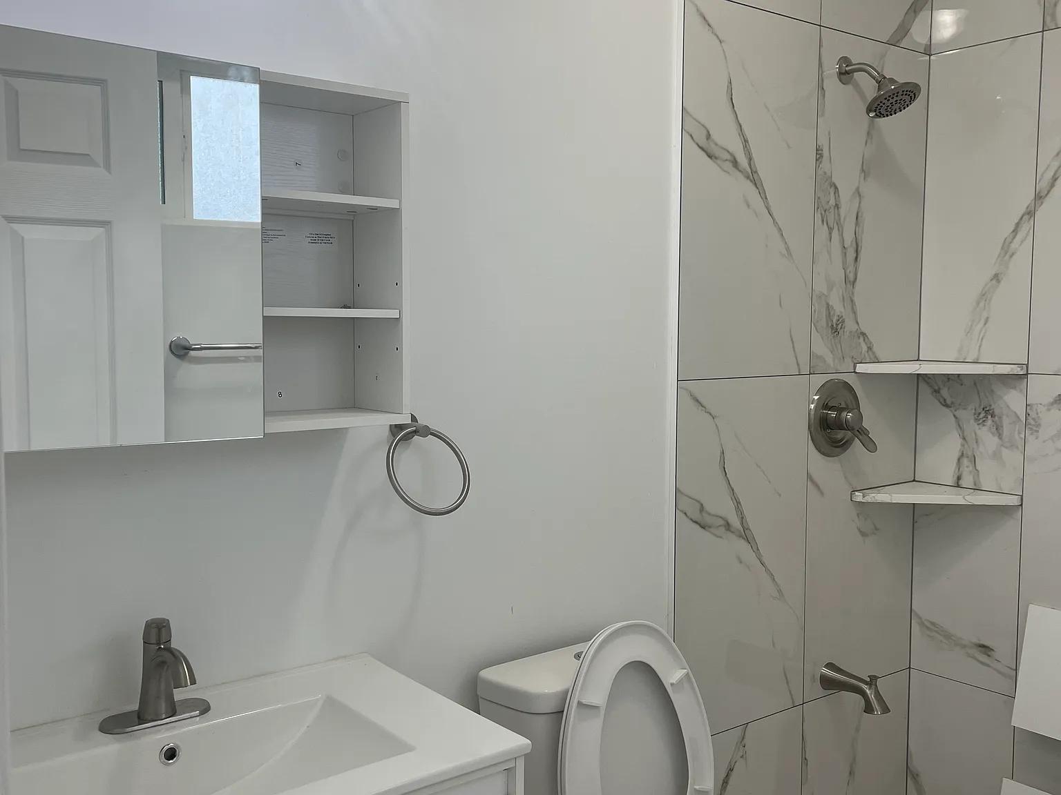 3 bed, 2000 sqft, $3,899 — Photo 2