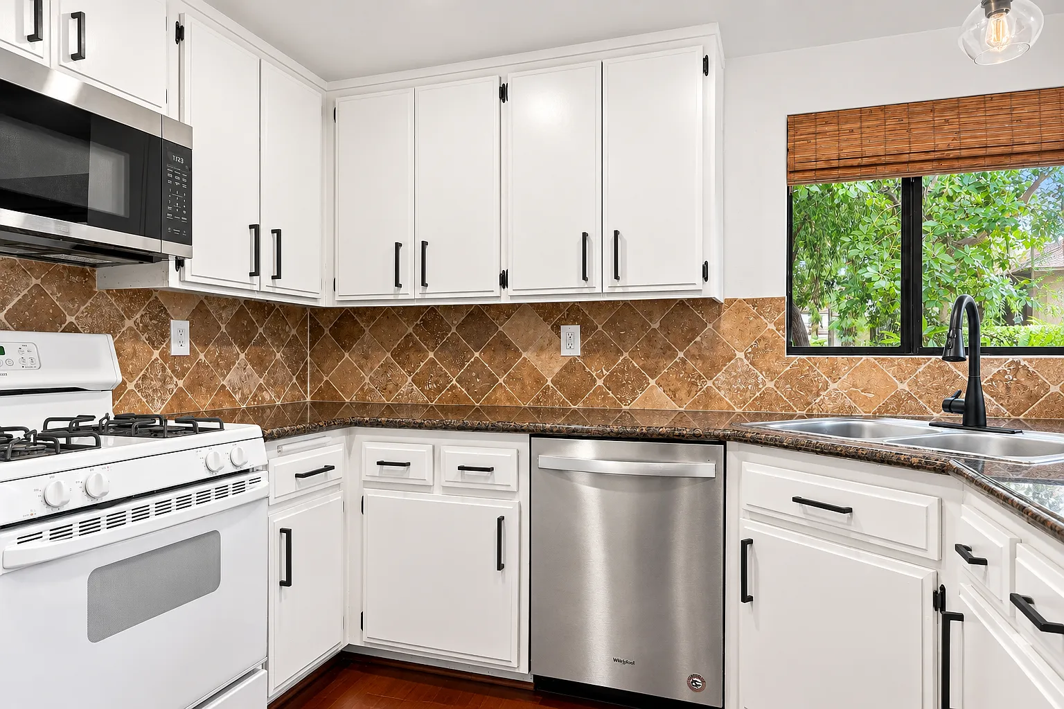 2 bed, 2.5 bath, 1150 sqft, $3,500 — Photo 4