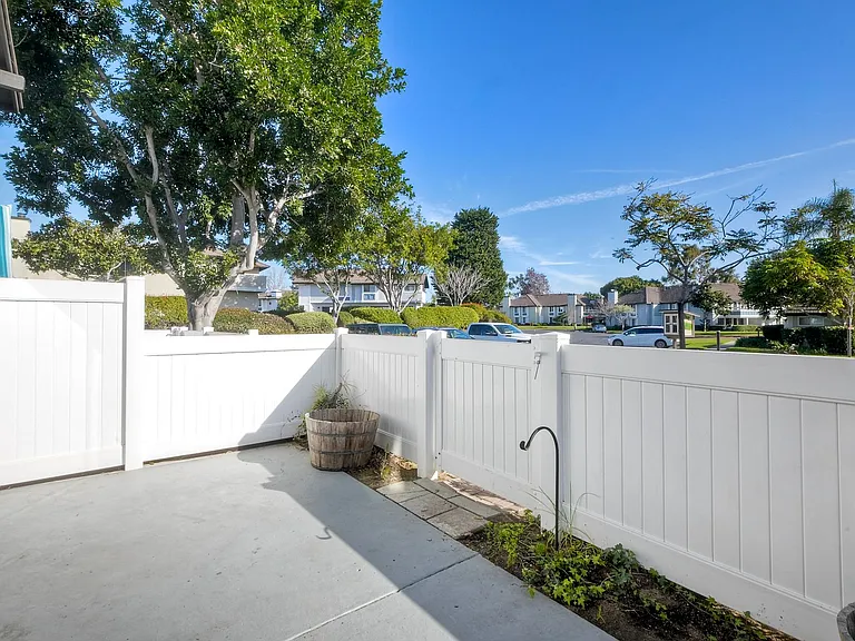 6904 Carnation Dr — Photo 23