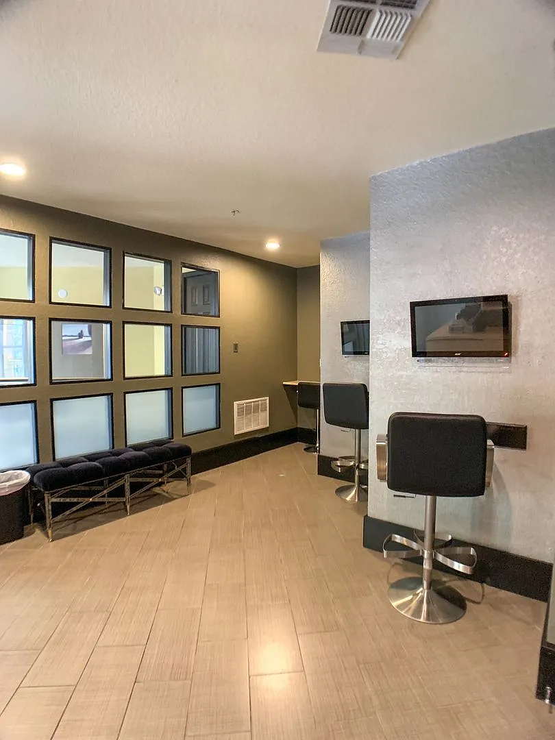 Gorgeous 1 bedroom wood floors, fireplace, pool view! — Photo 3