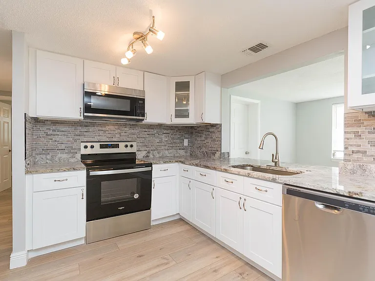 7312 Windsor St — Photo 10