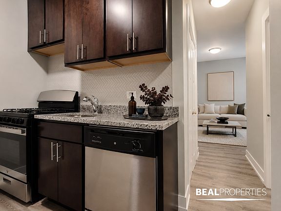 4th image of 427 W Belden Ave #B301