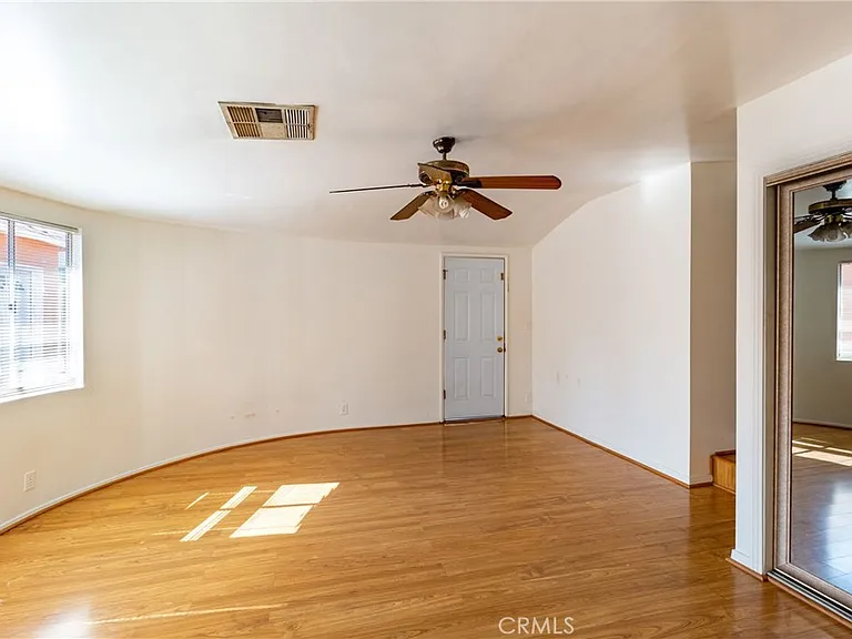 5034 Newcastle Ave — Photo 10