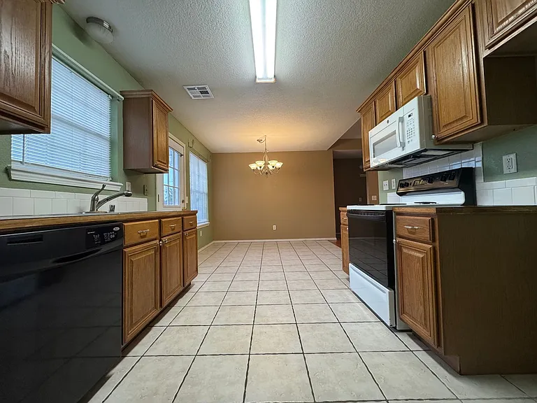 550 Walker St — Photo 7