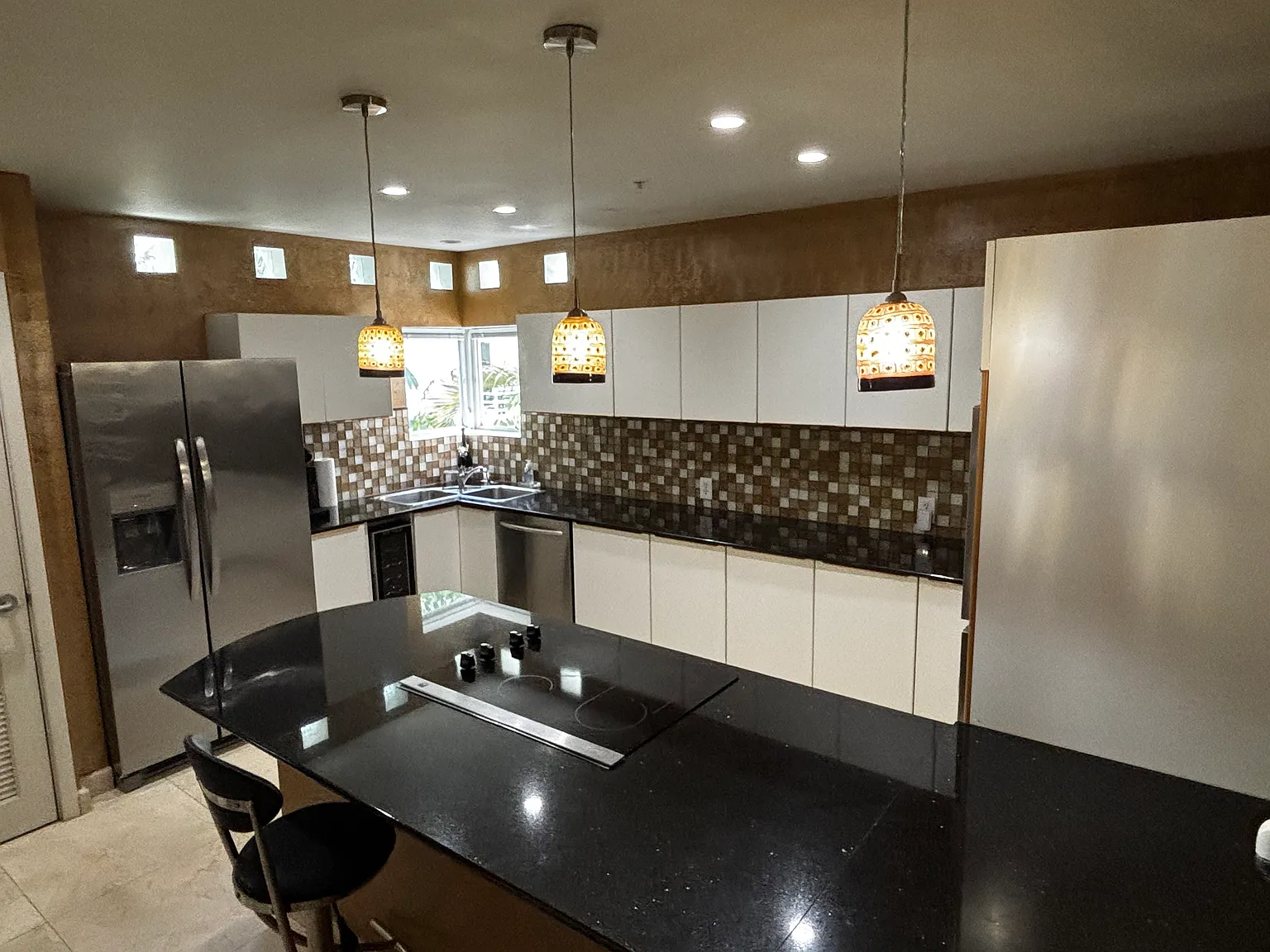 3 bed, 3.5 bath, 2022 sqft, $5,000 — Photo 2