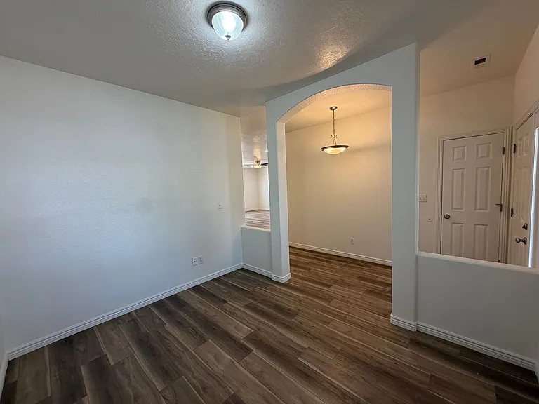 519 W Harvest Ln — Photo 4