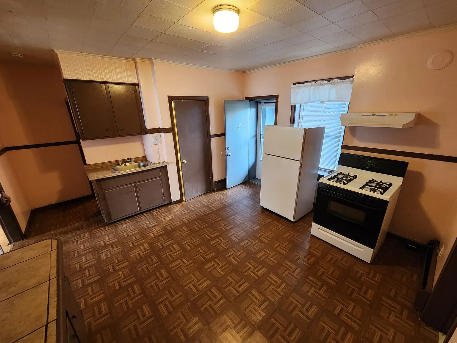 3 bed, 732 sqft, $2,000 — Photo 1