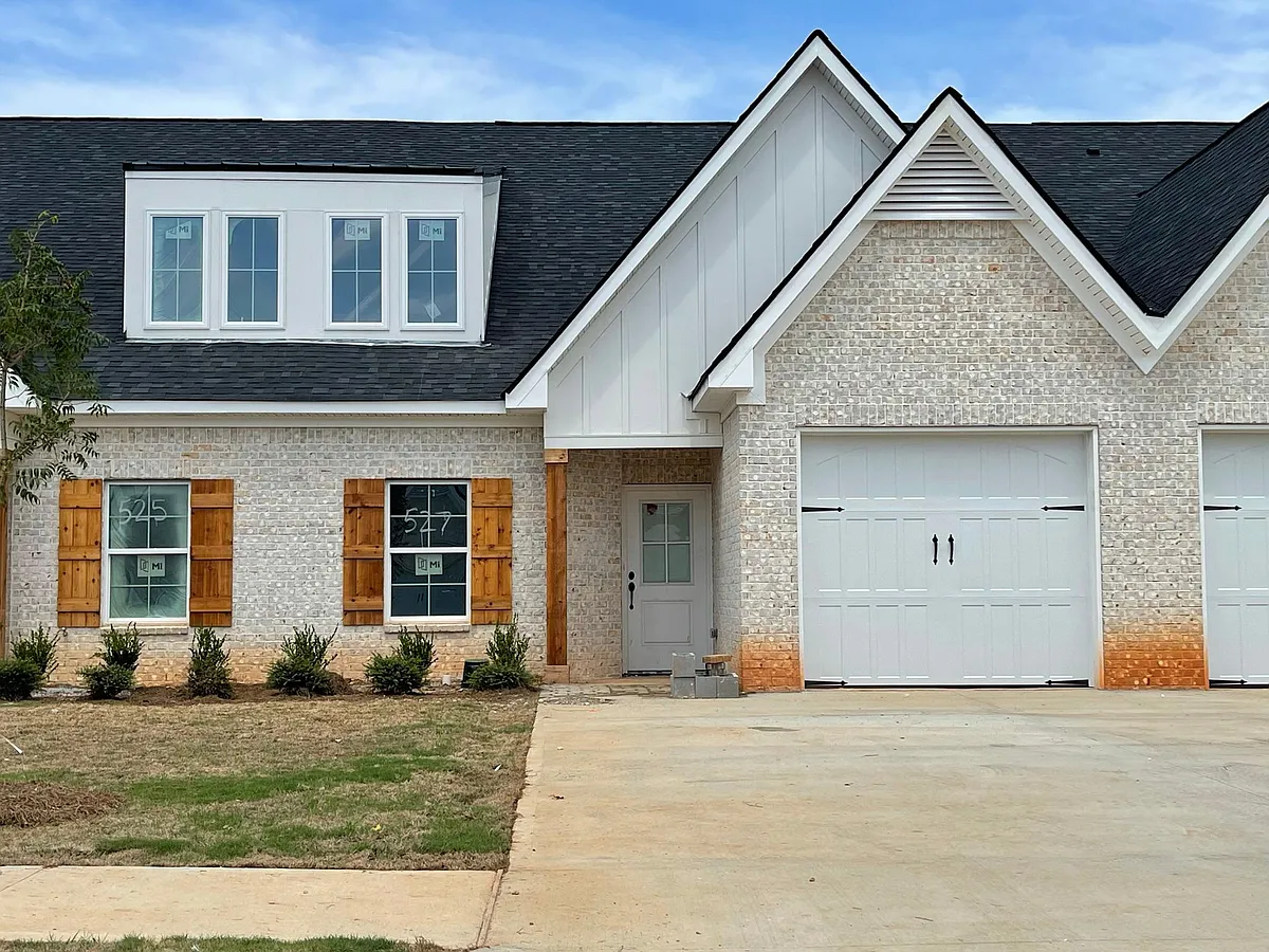 Building Photo - 527 Cloverdale Dr