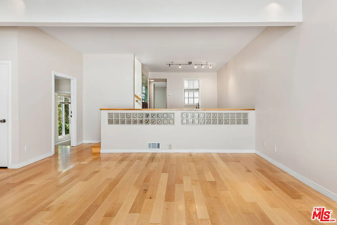 3 bed, 3.0 bath, 1767 sqft, $6,500 — Photo 2