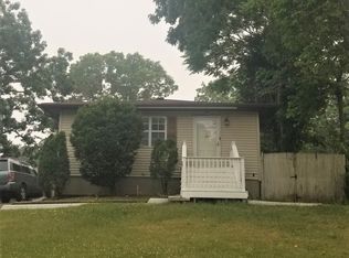 28 Roslyn Ave, Selden, NY 11784