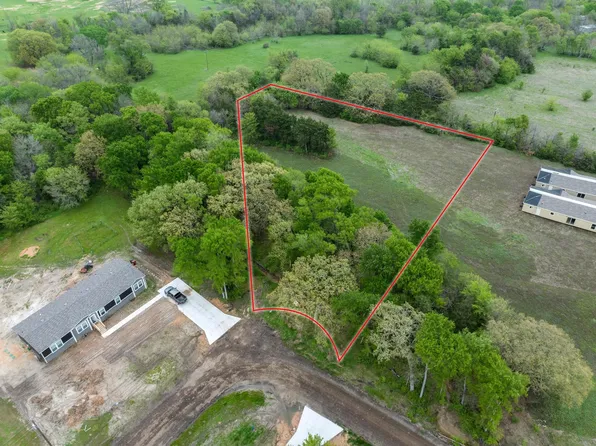 211 Largo St, Bonham, TX 75418