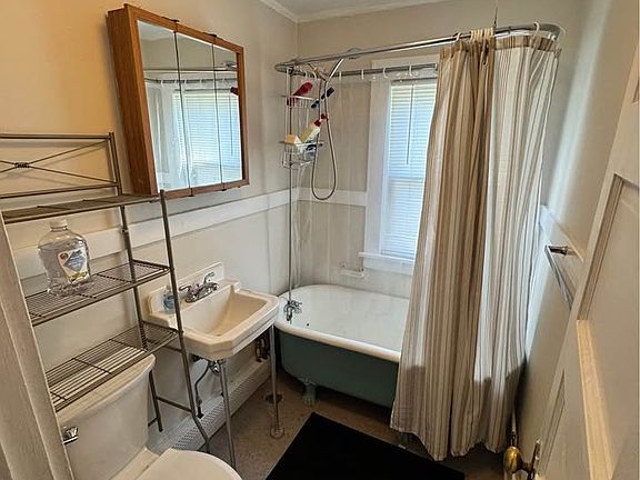 5th image of 202 S Geneva St APT 1
