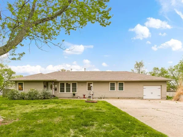 905 E Osage St, Paola, KS 66071