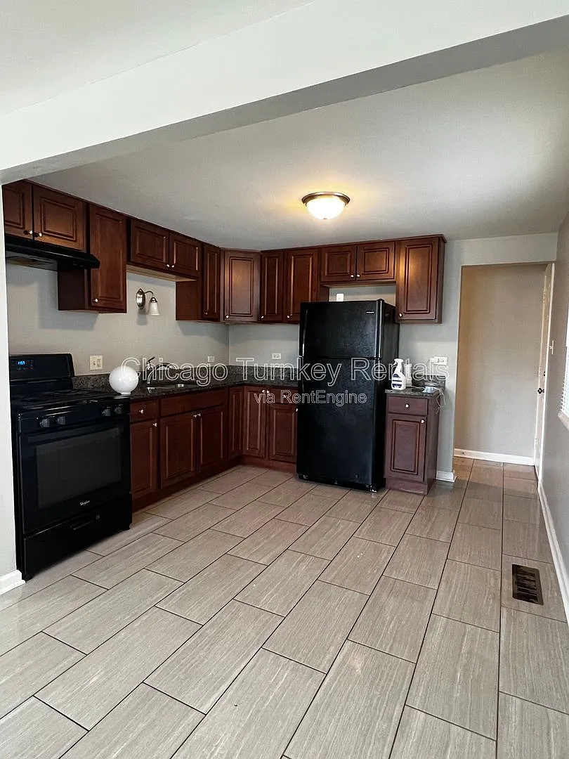 3 bed, 2.0 bath, 1583 sqft, $2,400 — Photo 2