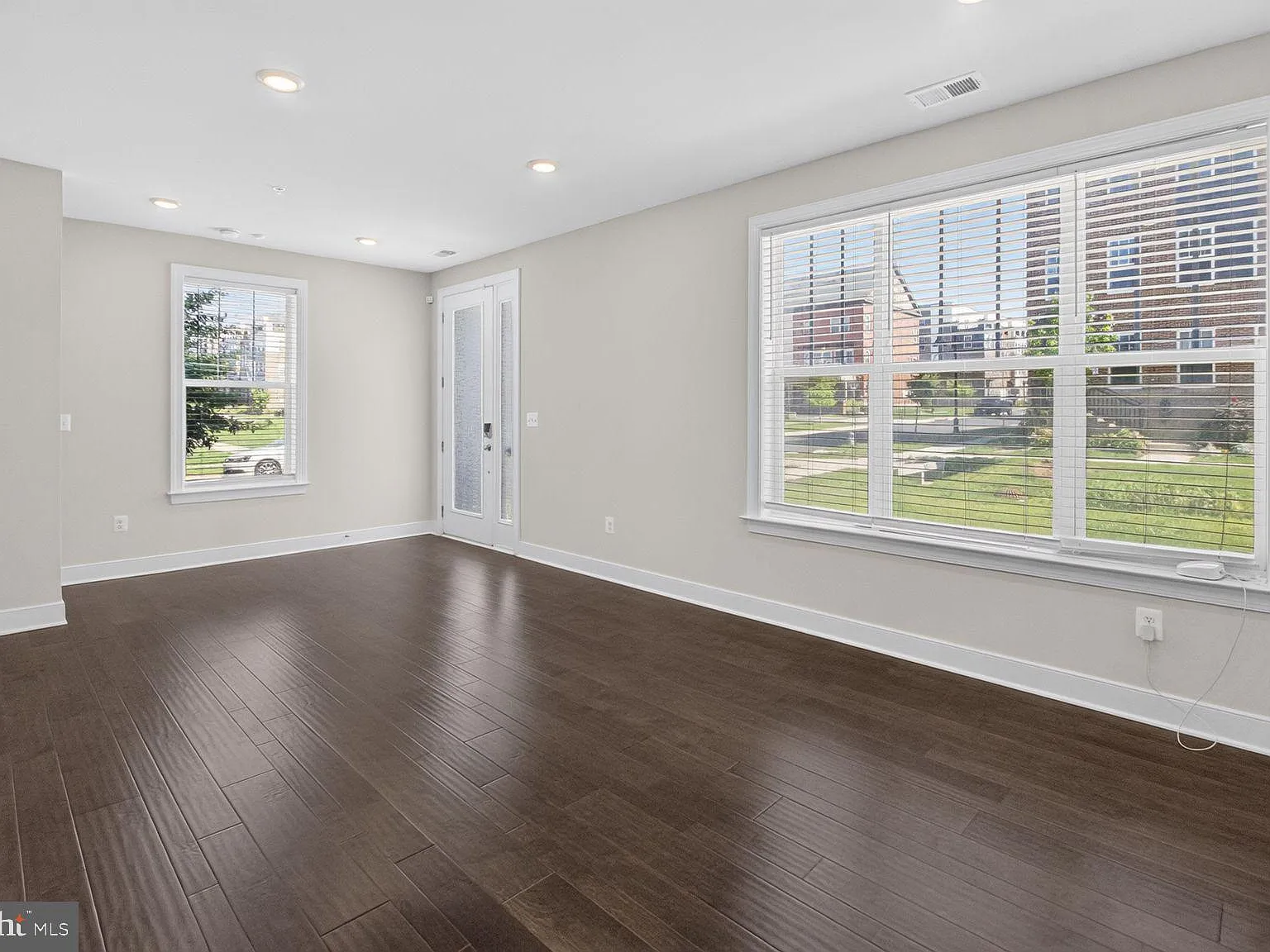4 bed, 4.5 bath, 3200 sqft, $5,000 — Photo 3