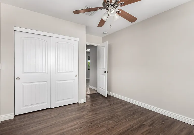 352 E Beatryce St — Photo 20