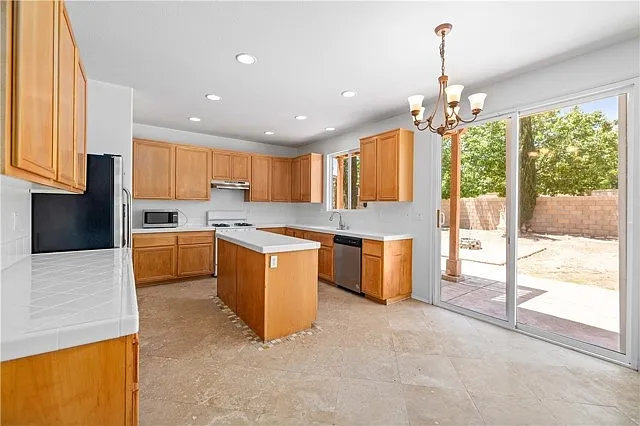 39221 Chantilly Ln — Photo 24
