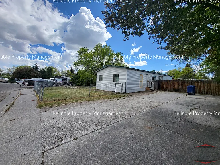 820 Stevens Dr — Photo 2