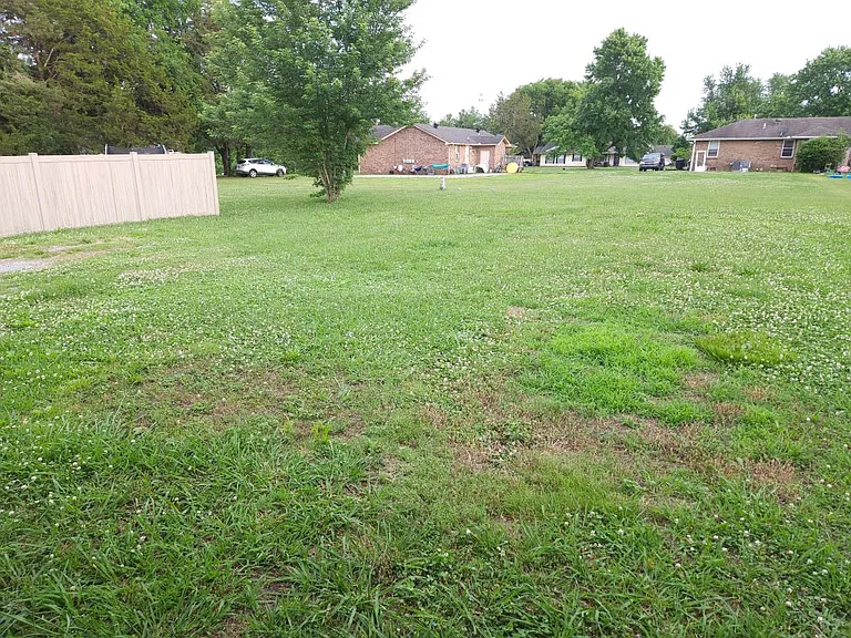 340 Creekwood Ct #B — Photo 11