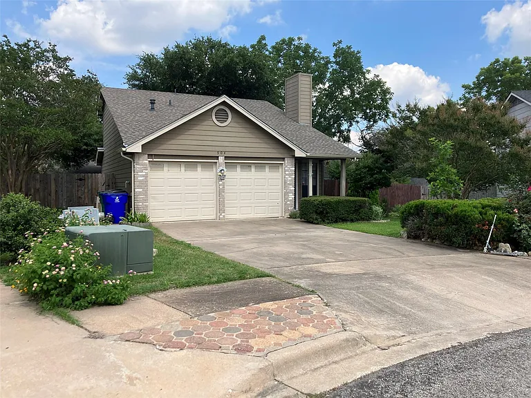 904 Cottonwood Cv — Photo 2