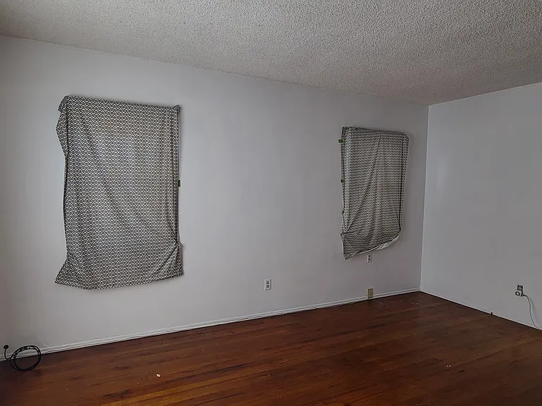 1322 Roycroft Ave — Photo 3