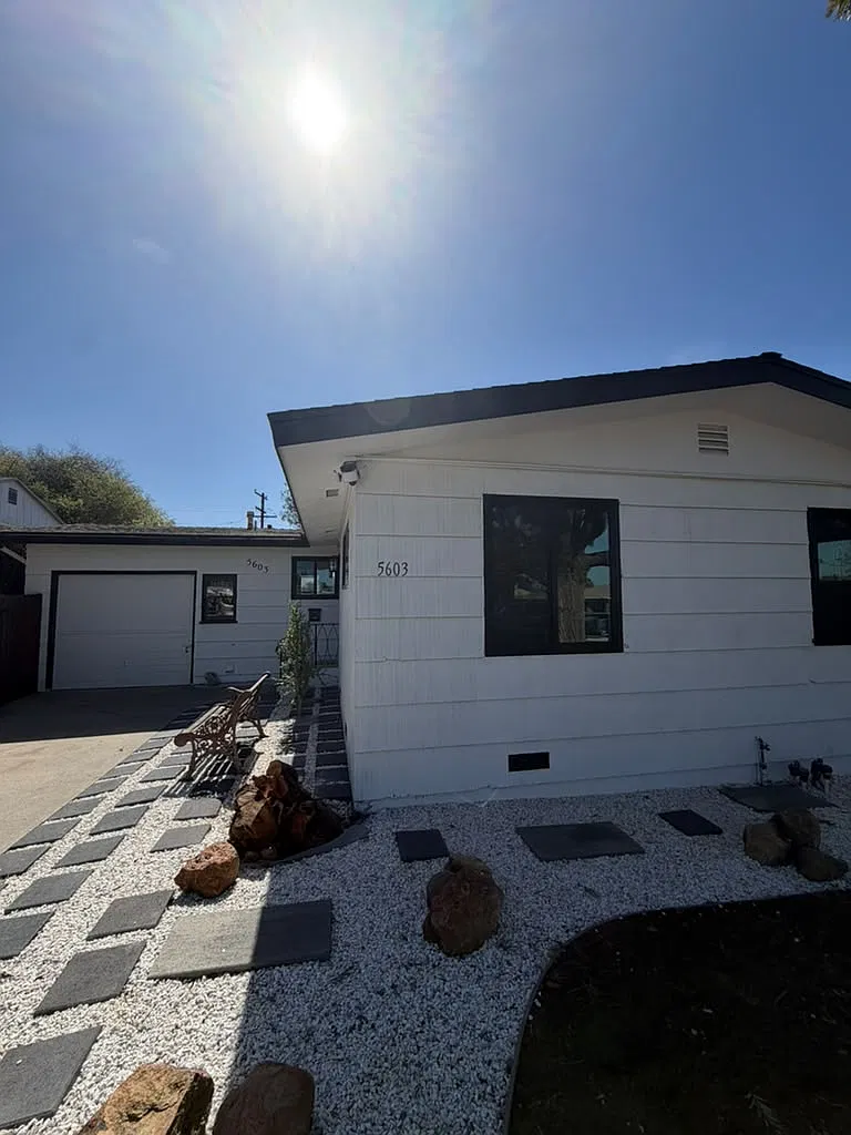 2 bed, 874 sqft, $3,995 — Photo 2