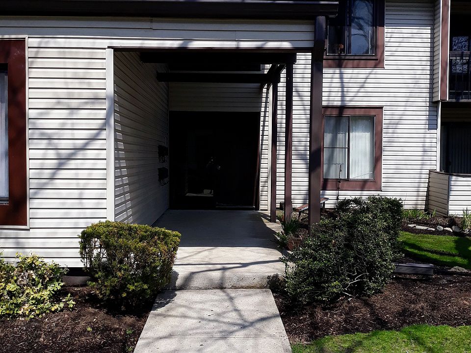 Entrance to building L.