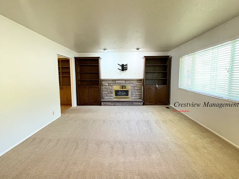 1498 E Pioneer Rd — Photo 8