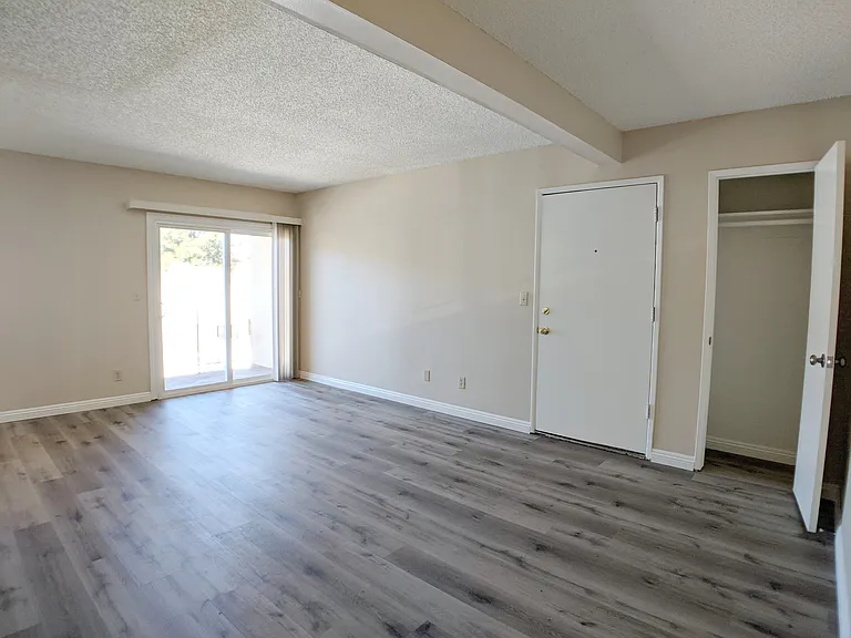 2851 Montrose Ave — Photo 6