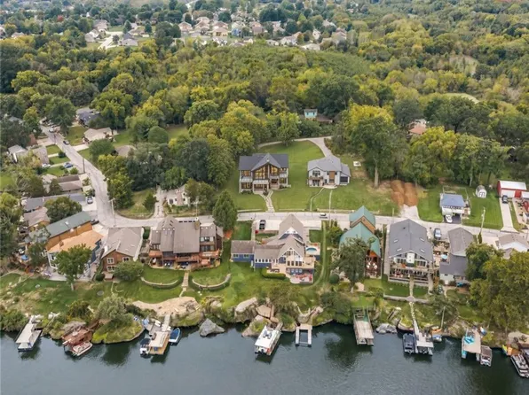 148 Beach Dr, Lake Tapawingo, MO 64015