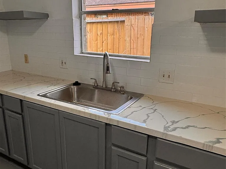 604 Briarclift Ln — Photo 6
