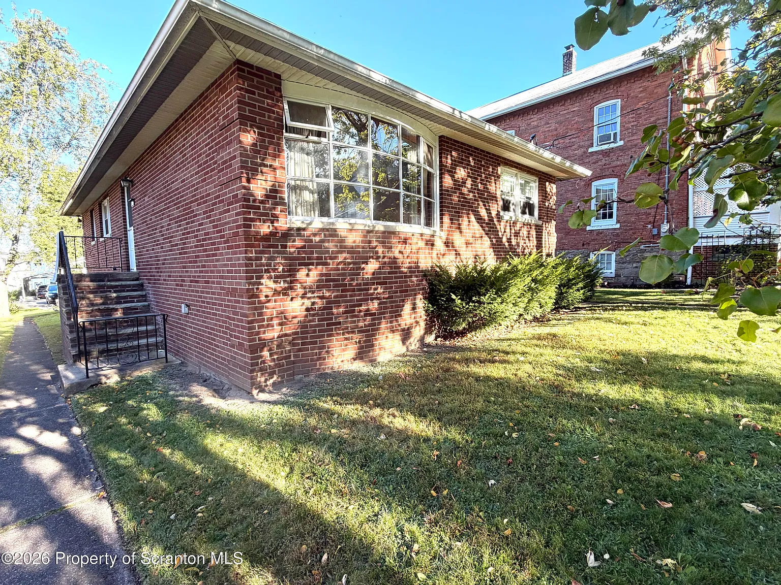 3 bed, 1.0 bath, 1300 sqft, $1,800 — Photo 1