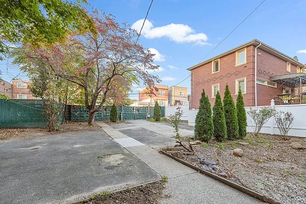 Sold by RE MAX Team | media 28