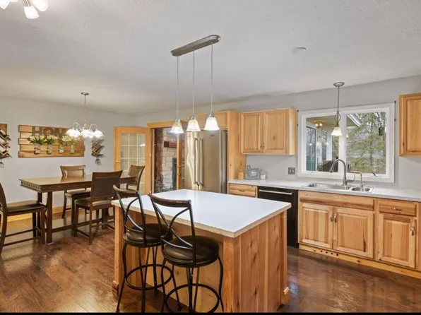 1713 Deerwood Dr, Eagan, MN 55122